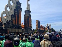 Ratusan Mahasiswa dan Ojol Kepung Polda Bali, Tuntut Reformasi Polri
