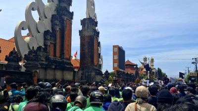 Ratusan Mahasiswa dan Ojol Kepung Polda Bali, Tuntut Reformasi Polri