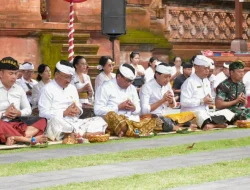 Khidmat! Ratusan Umat Hindu Denpasar Peringati Tumpek Landep Bersama Pemkot