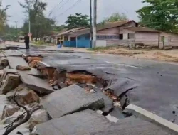 Jalan Pantai Pasir Padi Ambruk Diterjang Abrasi Pedagang Was-was