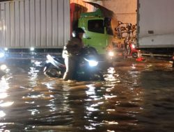 Jalan Raya Cemengkalang Sidoarjo Tergenang hingga 30 Cm Usai Hujan Lebat