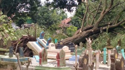 Makam di Indramayu Hancur