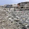 Tumpukan Sampah di Kalibaru Meluber Aktivitas Pengeringan Ikan Asin Terganggu