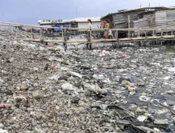 Tumpukan Sampah di Kalibaru Meluber Aktivitas Pengeringan Ikan Asin Terganggu